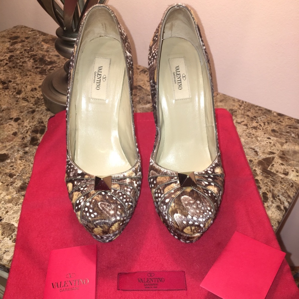 Valentino Rockstud Feather-printed Pump